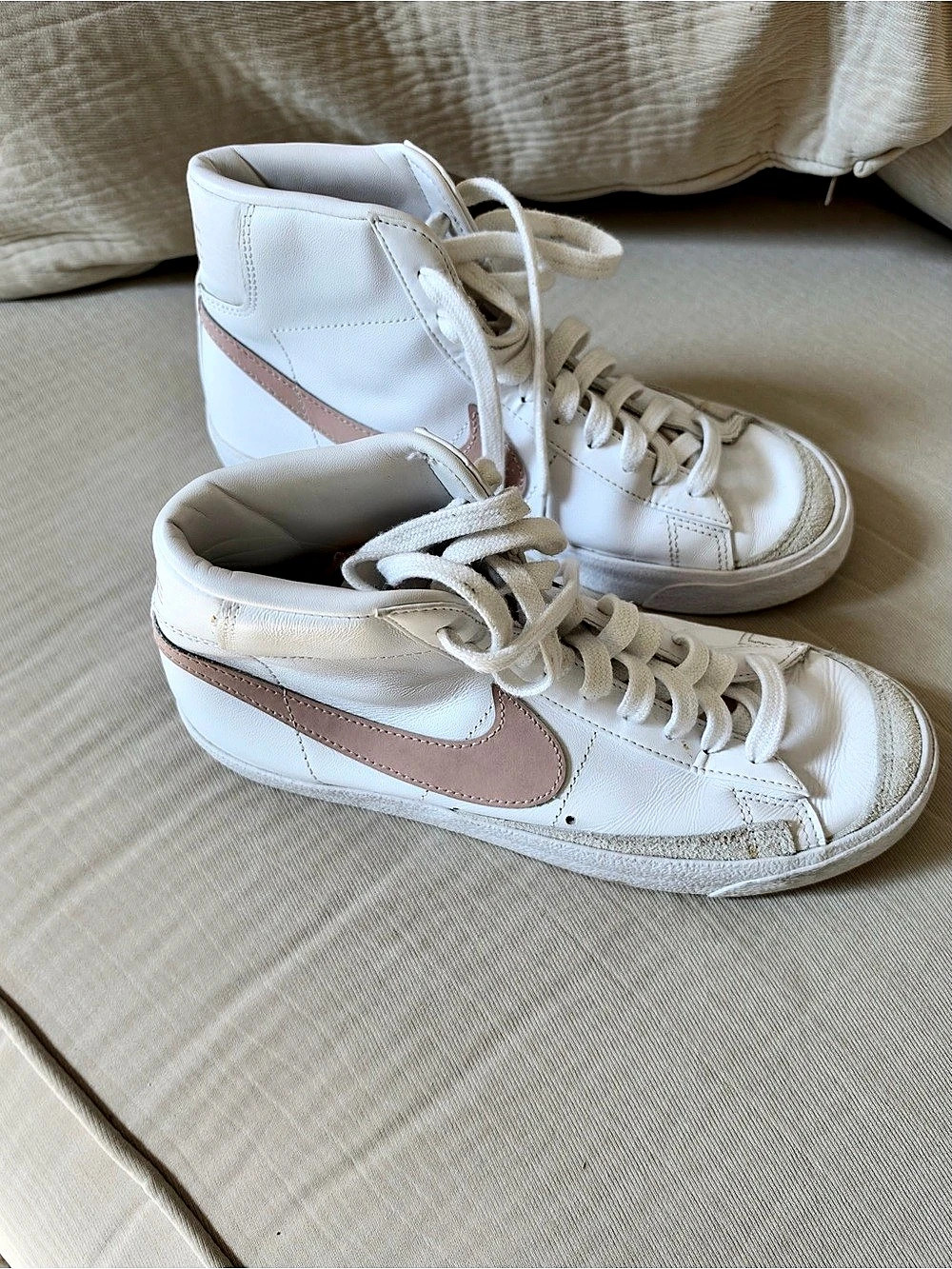 Nike Blazer Mid '77 Vintage White Pink Oxford Sneakers
Size 8